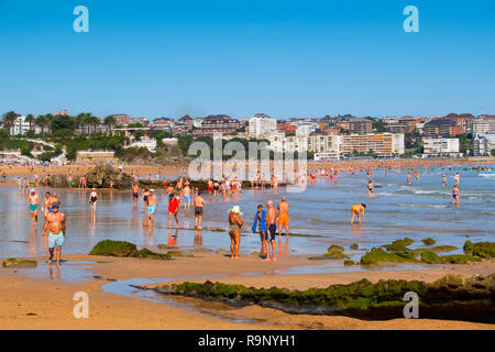 Spiaggia di Sardinero. in estate. Santander, Mare cantabrico, Cantabria, Spagna settentrionale, l'Europa. Foto Stock