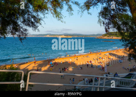 Spiaggia di Sardinero. in estate. Santander, Mare cantabrico, Cantabria, Spagna settentrionale, l'Europa. Foto Stock