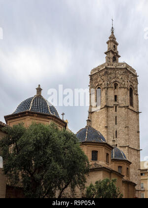 VALENCIA, SPAGNA - 24 MAGGIO 2018: Campanile della Cattedrale Metropolitana - Basilica dell'Assunzione di nostra Signora di Valencia Foto Stock