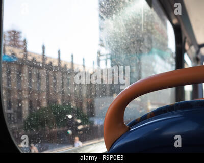 Acqua sporca segni su una finestra di autobus di Londra Foto Stock