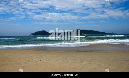 Vista della piccola isola - Isola di Campeche - dalla spiaggia. Nizza le nuvole nel cielo blu. Florianópolis, stato di Santa Catarina, Brasile Foto Stock