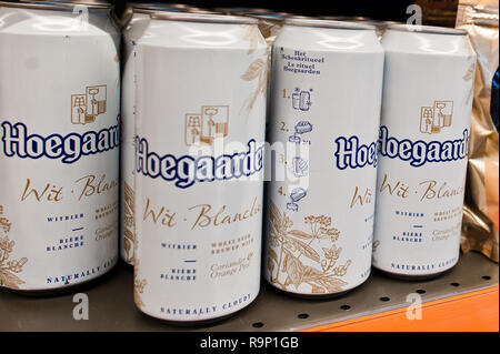 Kiev, Ucraina - 19 dicembre 2018: Hoegaarden lattine su scaffali in un supermercato. La Hoegaarden è una fabbrica di birra in Belgio e il produttore di un ben noto w Foto Stock