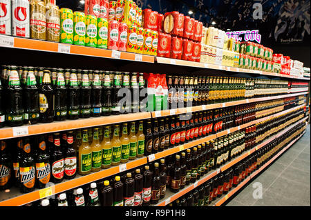 Kiev, Ucraina - 19 dicembre 2018: diverse bottiglie di birra sul supermercato stand ripiani. Foto Stock