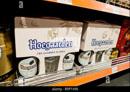 Kiev, Ucraina - 19 dicembre 2018: Hoegaarden confezioni su scaffali in un supermercato. La Hoegaarden è una fabbrica di birra in Belgio e il produttore di un bene-kno Foto Stock