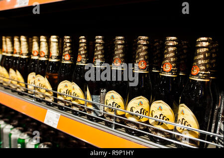 Kiev, Ucraina - 19 dicembre 2018: bottiglie di Leffe birra sul supermercato stand ripiani. La Leffe è una birra premium brand di proprietà di InBev Belgio, Europ Foto Stock