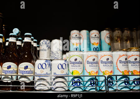 Kiev, Ucraina - 19 dicembre 2018: Hoegaarden bottiglie e lattine su scaffali in un supermercato. La Hoegaarden è una fabbrica di birra in Belgio e il produttore di un w Foto Stock