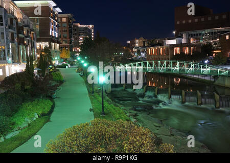 Downtown cityscape di Greenville nella Carolina del Sud durante la notte Foto Stock