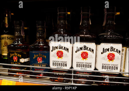 Kiev, Ucraina - 19 dicembre 2018: bottiglie di Jim Beam su scaffali in un supermercato. Jim Beam è una marca di whiskey Bourbon prodotte in Clermont, Kentu Foto Stock