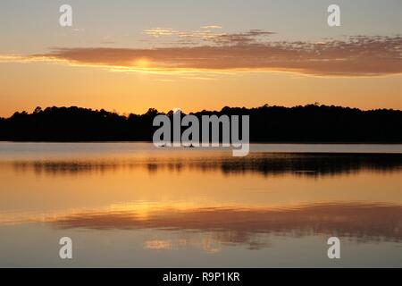 Kayak sul lago al tramonto Foto Stock