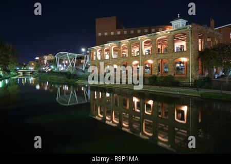 Luci dalle Wyche Pavilion riflettente nel fiume Reedy nel centro cittadino di Greenville nella Carolina del Sud Foto Stock