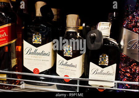 Kiev, Ucraina - 19 dicembre 2018: bottiglie di Ballantine's su scaffali in un supermercato. Ballantine's è una gamma di miscele di scotch whisky prodotto da Foto Stock