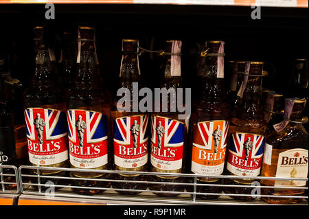 Kiev, Ucraina - 19 dicembre 2018: bottiglie di Bell' s su scaffali in un supermercato. La campana è una marca di Scotch whisky blended originariamente prodotto da Ar Foto Stock