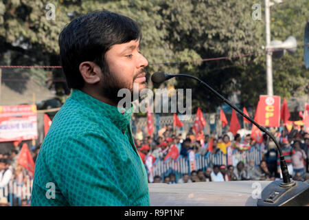 Kolkata, India. Il 26 dicembre, 2018. Tutti gli studenti in India federazione o AISF leader degli studenti Kanhaiya Kumar risolve il 94th foundation giorno rally del Partito Comunista dell'India o della CPI. Credito: Saikat Paolo/Pacific Press/Alamy Live News Foto Stock