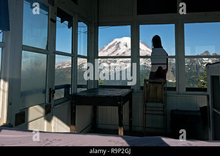 WA15612-00...WASHINGTON - escursionista sul balcone del picco Shriner avvistamento incendi con il Monte Rainier riempimento del western horizen. Foto Stock