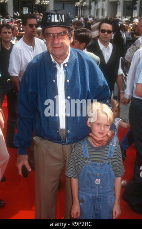 HOLLYWOOD, CA - 19 giugno: attore Walter Matthau e attore Mason Gamble frequentare Warner Bros Foto' 'Dennis la minaccia' Premiere il 19 giugno 1993 presso il Teatro Cinese di Mann in Hollywood, la California. Foto di Barry re/Alamy Stock Photo Foto Stock