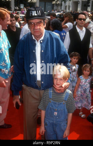 HOLLYWOOD, CA - 19 giugno: attore Walter Matthau e attore Mason Gamble frequentare Warner Bros Foto' 'Dennis la minaccia' Premiere il 19 giugno 1993 presso il Teatro Cinese di Mann in Hollywood, la California. Foto di Barry re/Alamy Stock Photo Foto Stock