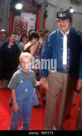 HOLLYWOOD, CA - 19 giugno: Attore Mason Gamble e attore Walter Matthau frequentare Warner Bros Foto' 'Dennis la minaccia' Premiere il 19 giugno 1993 presso il Teatro Cinese di Mann in Hollywood, la California. Foto di Barry re/Alamy Stock Photo Foto Stock
