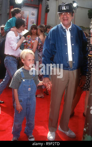 HOLLYWOOD, CA - 19 giugno: Attore Mason Gamble e attore Walter Matthau frequentare Warner Bros Foto' 'Dennis la minaccia' Premiere il 19 giugno 1993 presso il Teatro Cinese di Mann in Hollywood, la California. Foto di Barry re/Alamy Stock Photo Foto Stock