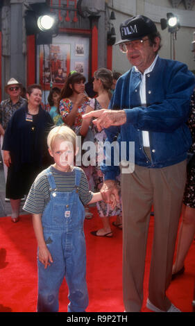 HOLLYWOOD, CA - 19 giugno: Attore Mason Gamble e attore Walter Matthau frequentare Warner Bros Foto' 'Dennis la minaccia' Premiere il 19 giugno 1993 presso il Teatro Cinese di Mann in Hollywood, la California. Foto di Barry re/Alamy Stock Photo Foto Stock