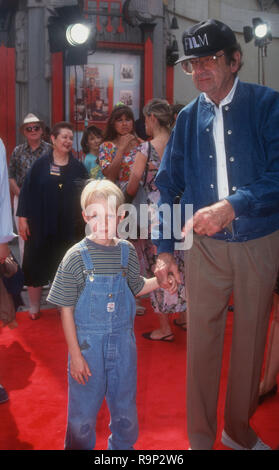 HOLLYWOOD, CA - 19 giugno: Attore Mason Gamble e attore Walter Matthau frequentare Warner Bros Foto' 'Dennis la minaccia' Premiere il 19 giugno 1993 presso il Teatro Cinese di Mann in Hollywood, la California. Foto di Barry re/Alamy Stock Photo Foto Stock