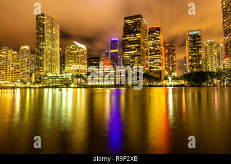 Luce notturna vista Brickel edifici chiave in Miami Florida Foto Stock