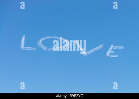 Amore nel cielo fatto da un aereo con il blu del cielo Foto Stock