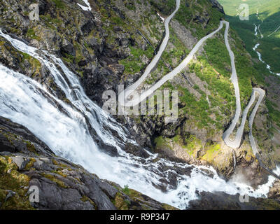 Strada a serpentina da una cascata in norvegese paesaggio di montagna. Foto Stock