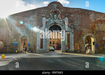 Siena, Italia - 2 Ottobre 2018: Porta Camollia Gate con Medici scudo araldico Foto Stock