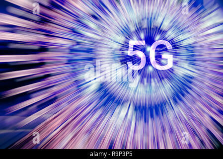 5G su una circolare dello spazio geometrico blu e color porpora raggi di luce. Il neon linee radiali sullo sfondo Foto Stock