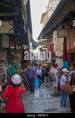 Bancarelle su corsie attraverso Gerusalemme vecchia città nel quartiere cristiano in Israele Foto Stock