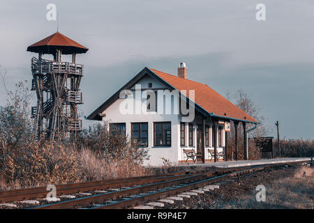Stazione ferroviaria e birdwatching torre di osservazione a Hortobagy National Park, Ungheria, puszta è famosa ecosistemi in Europa e patrimonio mondiale dell UNESCO Foto Stock