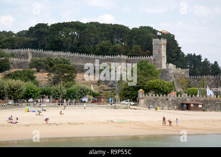 Il Castello di Monterreal e Barbeira Beach, Baiona; Galizia; Spagna Foto Stock