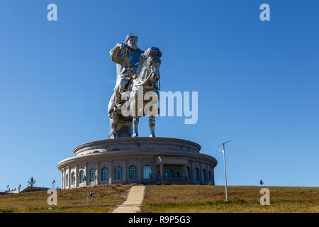 TSONJIN BOLDOG, MONGOLIA - 14 Settembre 2018: il gigante Gengis Khan Statua equestre è parte di Gengis Khan statua complesso sulla banca del Foto Stock
