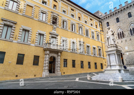 Piazza Salimbeni è quadrata con la statua di Sallustio Bandini nel centro storico di Siena. Toscana, Italia. Foto Stock