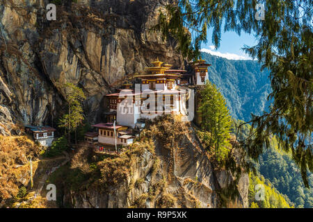 Taktshang Goemba è un bellissimo tempio buddista e la maggior parte luogo sacro in Bhutan è situato sulla scogliera alta montagna della Valle di Paro in Bhutan. Foto Stock