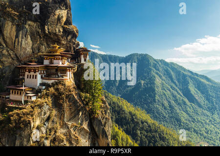 Taktshang Goemba è un bellissimo tempio buddista e la maggior parte luogo sacro in Bhutan è situato sulla scogliera alta montagna della Valle di Paro in Bhutan. Foto Stock