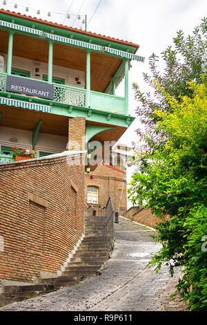 Strade strette di Tbilisi città vecchia con belle colorati balconi in legno e mattoni rossi ospita Foto Stock