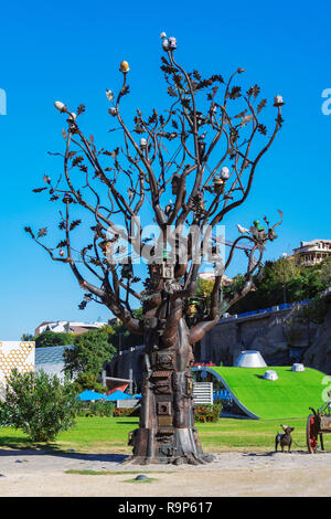 Tbilisi, Georgia - Ottobre 06, 2018: albero di ferro, scultura artistica in un parco europeo a Tbilisi - Immagine Foto Stock