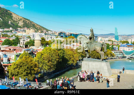 Tbilisi, Georgia - Ottobre 06, 2018: vista sulla città vecchia paesaggio dalla Chiesa di Metekhi plateau e re Vakhtang Gorgasali sulla statua equestre.turiste popolari Foto Stock