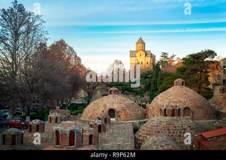 Vista sulla sommità del abanotubani, bagni di zolfo e Chiesa di Metekhi a Tbilisi, Georgia Foto Stock