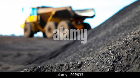 Mining Camion il trasporto di manganese per il trattamento di, Manganese di estrazione e di trattamento in Sud Africa Foto Stock