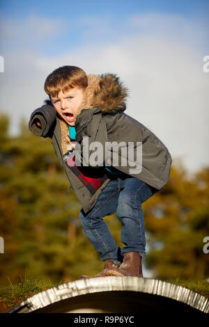 William Waugh giocando sul parco avventura presso il Parco Stockeld Wetherby North Yorkshire Foto Stock