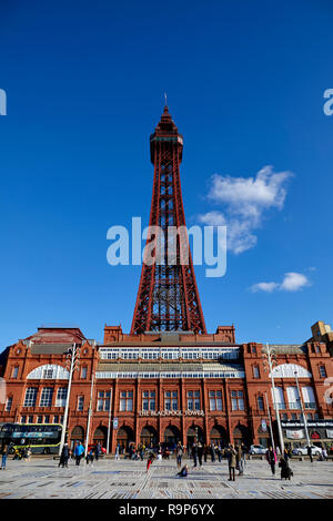 Blackpool Lancashire, lungomare lungomare località balneare sul Mare d'Irlanda costa dell'Inghilterra, edificio di riferimento la torre Blackpol Foto Stock