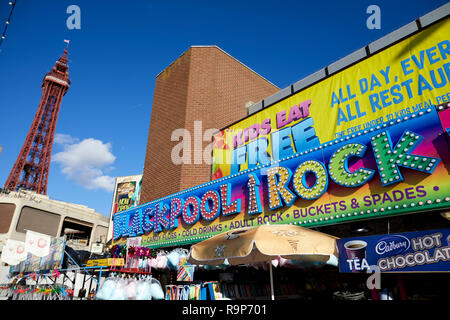 Blackpool Lancashire, lungomare lungomare località balneare sul Mare d'Irlanda costa dell'Inghilterra, Blackpool Rock divertimenti Foto Stock