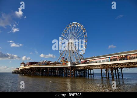 Blackpool Lancashire, lungomare lungomare località balneare sul Mare d'Irlanda costa dell'Inghilterra, Molo Centrale con ruota panoramica Ferris Foto Stock