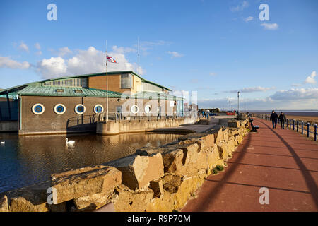 Lytham Saint Annes Lancashire, lungomare lungomare località balneare sul Mare d'Irlanda costa dell'Inghilterra, RNLI scialuppa di salvataggio Station Foto Stock