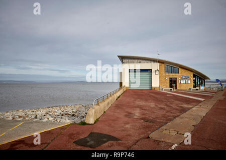 Morecambe, Lancashire, lungomare lungomare località balneare sul Mare d'Irlanda costa dell'Inghilterra, RNLI moderna stazione di salvataggio Foto Stock