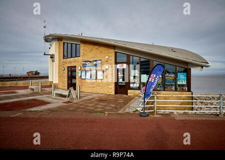 Morecambe, Lancashire, lungomare lungomare località balneare sul Mare d'Irlanda costa dell'Inghilterra, RNLI moderna stazione di salvataggio Foto Stock