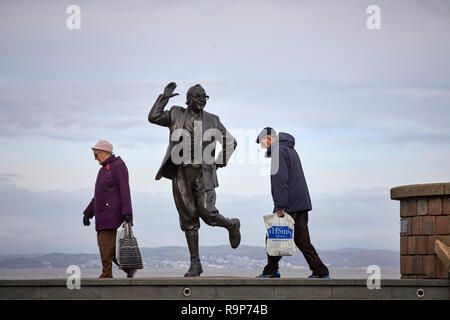 Morecambe, Lancashire, lungomare lungomare località balneare sul Mare d'Irlanda costa dell'Inghilterra, Landmark attrazione Eric Morecambe statua Foto Stock