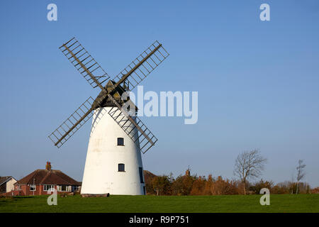 Il Grade ii Listed è un edificio landmark poco Marton mulino del XIX secolo torre inglese windmill in Marton, Blackpool, Lancashire Foto Stock